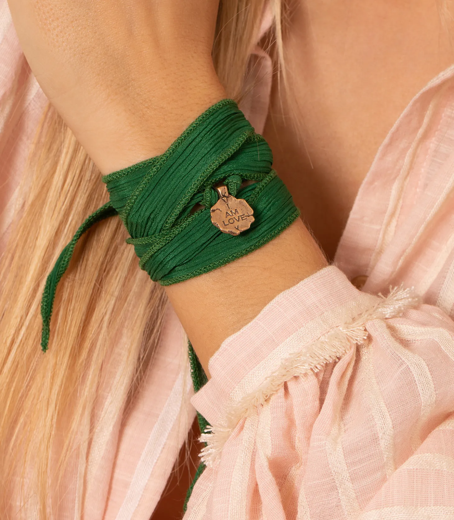 Bracelet en soie à nouer et charm I Am Love en bronze-Catherine Michiels Clearance